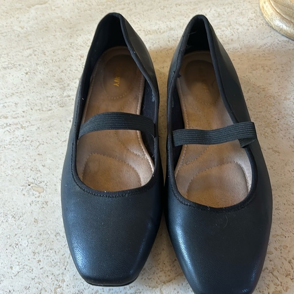Vegan Leather Mary Jane’s by Old Navy Size 9.5 Good Condition - Picture 3 of 5
